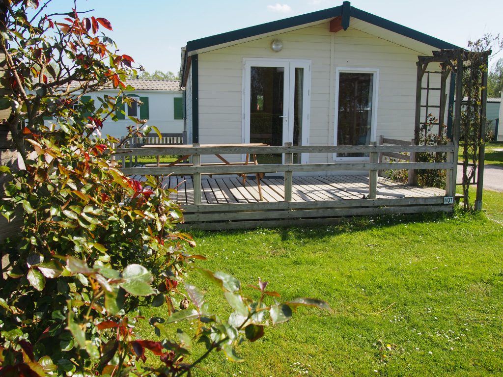 Mobil home terrasse étang ensoleillé pêche équipé tollent abbeville camping